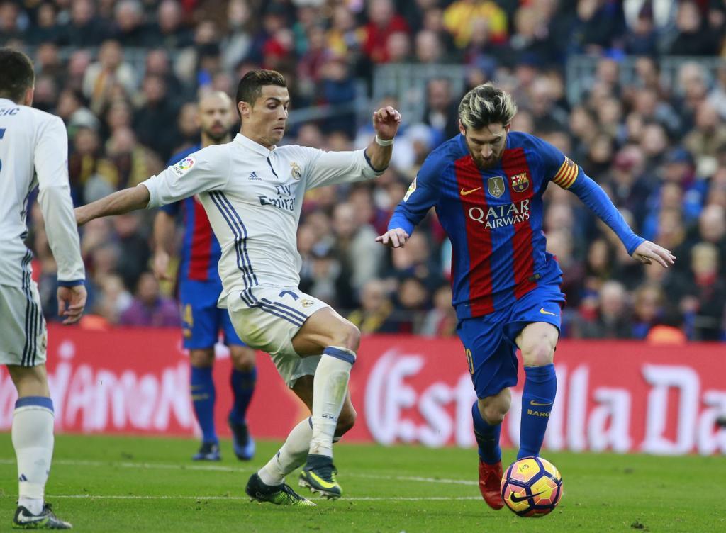 Cristiano y Messi disputan un baln.