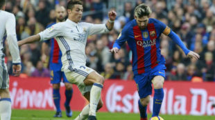 Cristiano Ronaldo trata de arrebatar un baln a Messi en el ltimo...