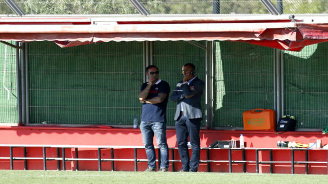 Javier Recio y Maheta Molango observan un entrenamiento del Mallorca.