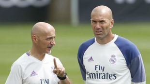 Pintus dialoga com Zidane durante un entrenamiento