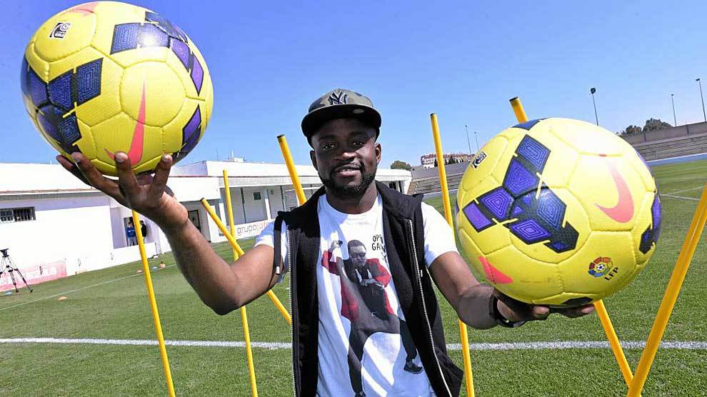 Cedric Mabwati posa con dos balones para una entrevista con Marca