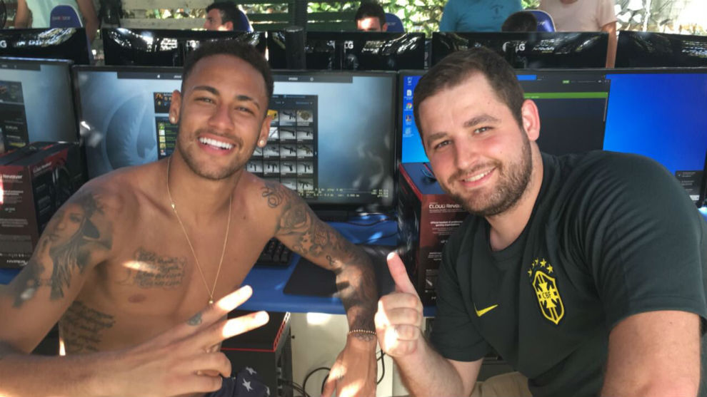 Neymar, en su visita a SK Gaming.