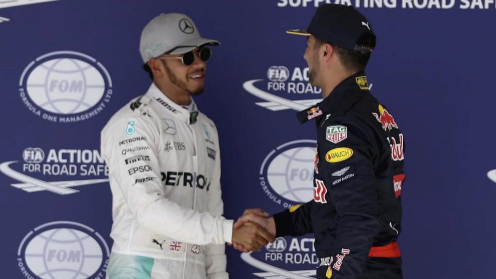 El primero, Lewis Hamilton (GBR) Mercedes AMG F1 y Daniel Ricciardo...