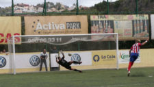 Un jugador del Baza lanza un penalti durante un partido ante el Villa...