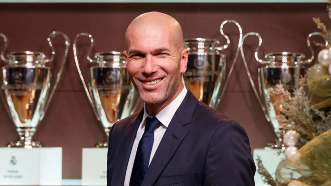 Zidane posa con las Champions del Real Madrid.