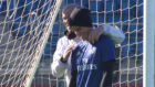 Zidane se abraza con James al final del entrenamiento.