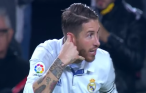 Ramos celebra el gol en el Camp Nou simulando una llamada