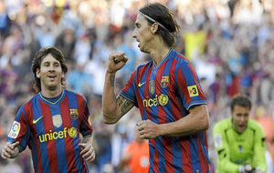 Messi e Ibrahimovic celebran un tanto del sueco con el FC Barcelona.