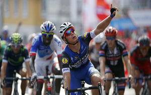Gianni Meersman alza un brazo tras vencer la etapa de la Vuelta 2016...
