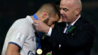 Benzema recibe la medalla de campen del Mundial de Clubes