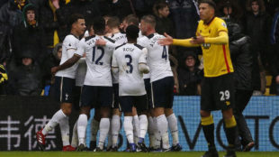 Los jugadores del Tottenham celebran uno de los dos goles de Kane.