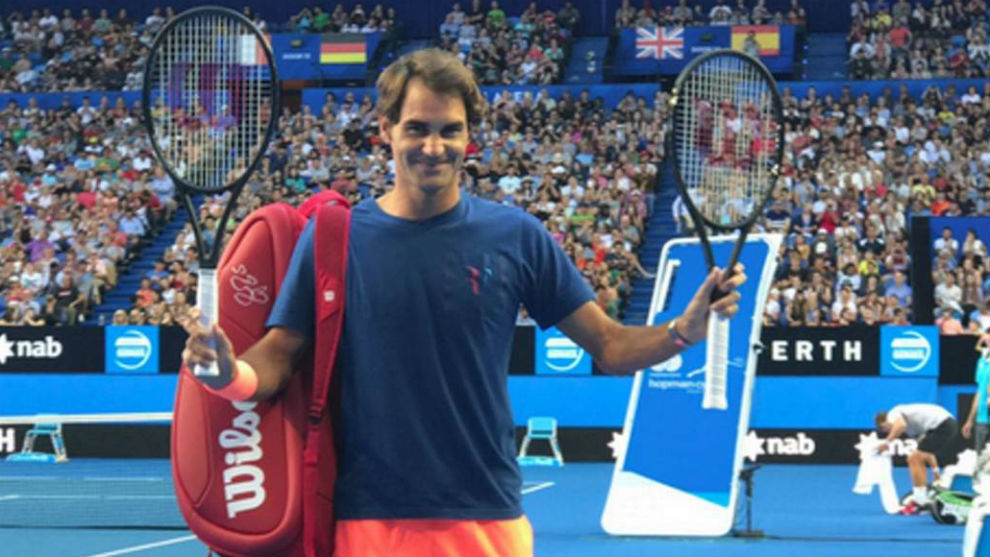 Federer muestra su nueva raqueta