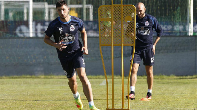 Borja Valle durante un entrenamiento del Deportivo.