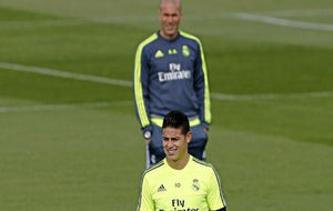 Zidane y James durante un entrenamiento