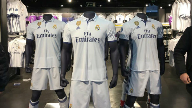 Las camisetas del Real Madrid, con la escarpela de campen del mundo