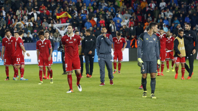 Los jugadores del Sevilla, tras la derrota en Trondheim.