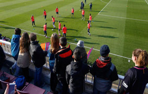 Un grupo de nios observa un rondo en el Mini Estadi.