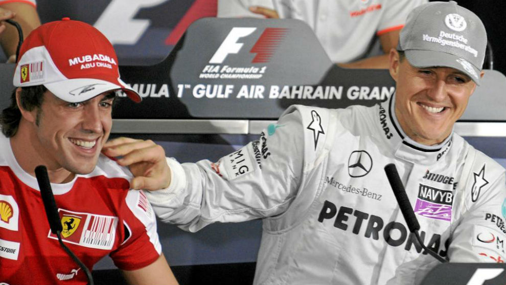 Fernando Alonso con Michael Schumacher en una rueda de prensa