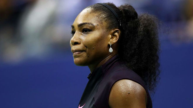 Serena Williams se muestra contrariada durante un encuentro.