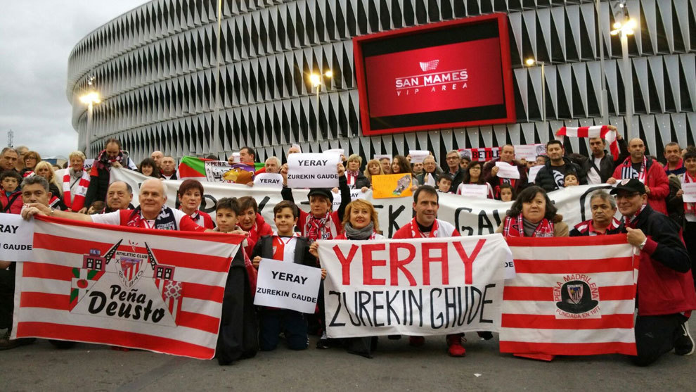 Aficionados del Athletic mostraron su apoyo a Yeray en los aledaos...