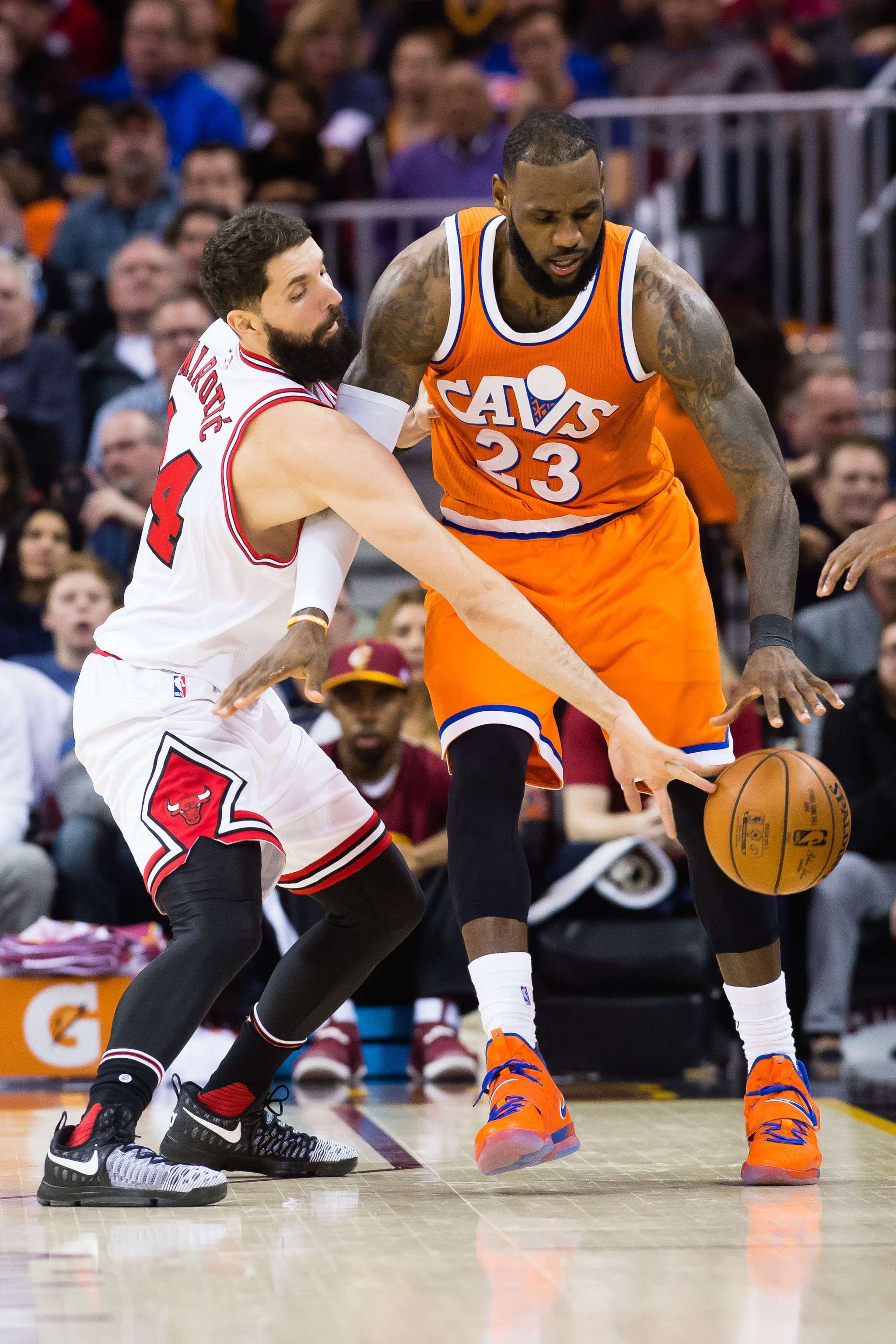 Nikola Mirotic (Bulls) tratando de frenar a LeBron James (Cavaliers)