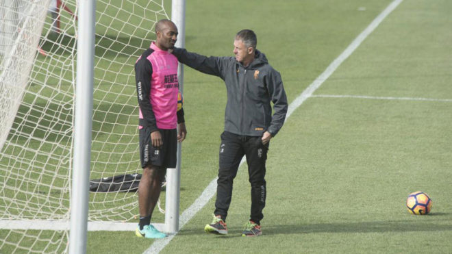 Foulquier conversa con Alcaraz durante un entrenamiento del Granada
