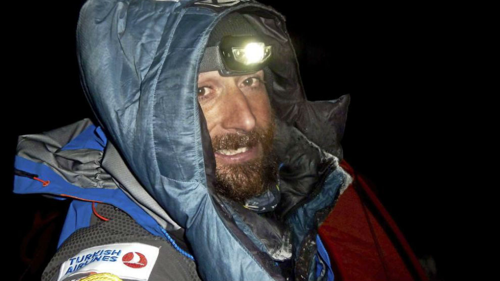 Alex Txikon llega al campo base del Everest