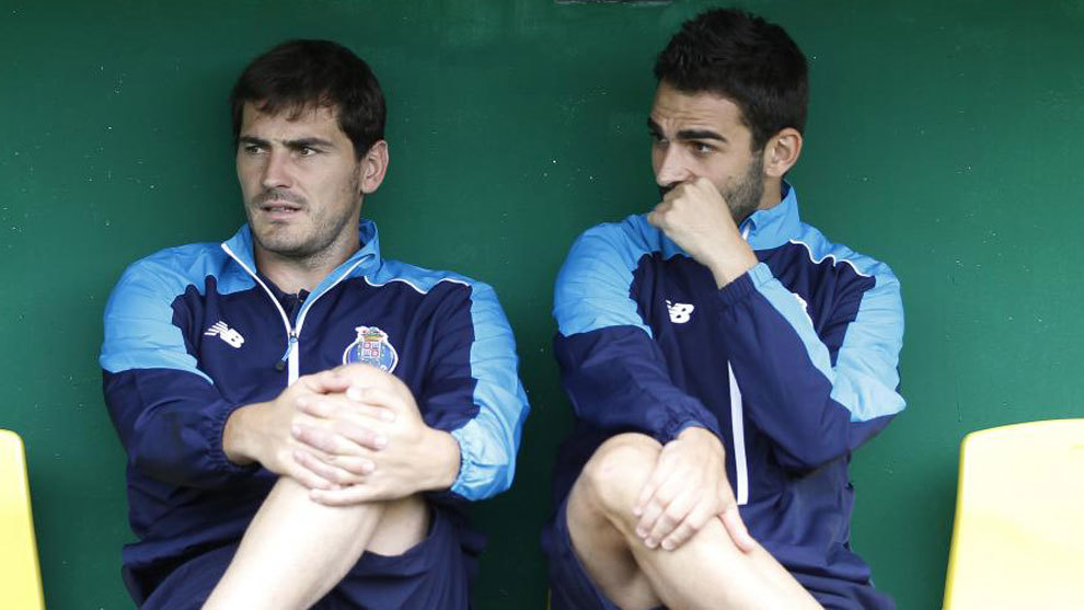 Adrin charla con Iker Casillas en una imagen de archivo.