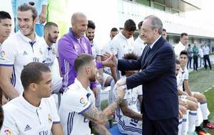 Florentino Prez saluda a Zinedine Zidane y a Sergio Ramos, el da...