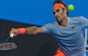Federer intenta llegar a una pelota