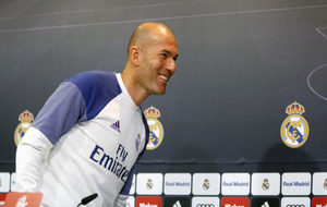 Zinedine Zidane, sonriente en la sala de prensa
