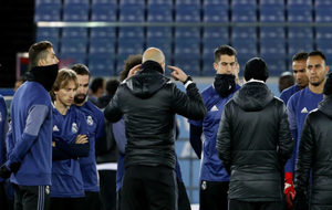Zidane se dirige a sus jugadores en la previa a la final del Mundial...