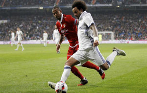 Marcelo centra un baln desde la banda en el partido de Copa frente...