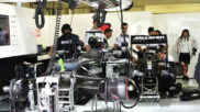 Los mecnicos de McLaren trabajando en el coche de Alonso