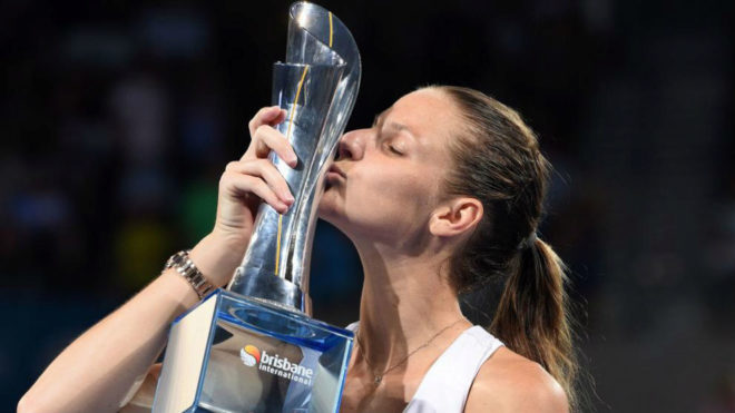 La checa Pliskova besa el trofeo tras ganar el torneo de Brisbane.