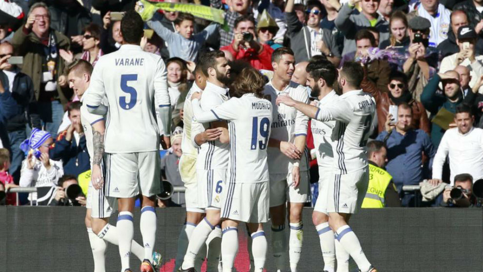 Los jugadores del Madrid celebran el gol de Cristiano ante el Granada