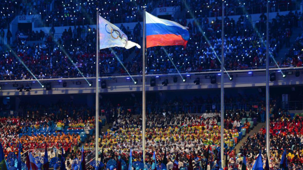 Las banderas rusa y olmpica ondean en la clausura de los Juegos de...