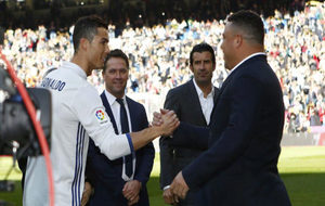 Cristiano Ronaldo, saludando a Ronaldo sobre el csped del Bernabu.