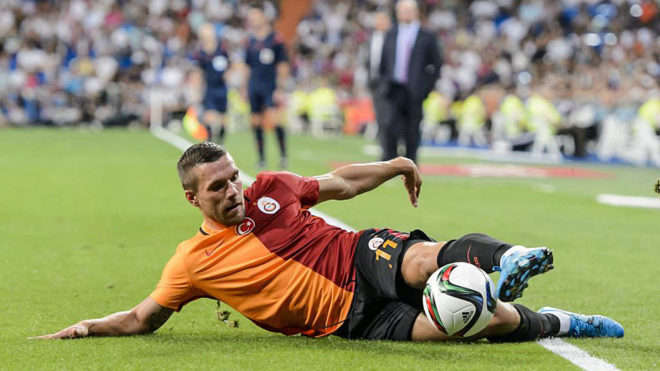 Podolski en un partido en el Bernabu en 2015.