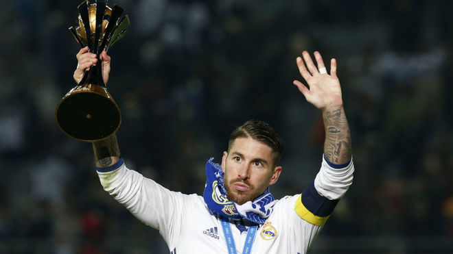 Ramos, con el trofeo de campen del mundo.