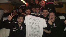 Los jugadores del Santiago posan con una camiseta en el autobs tras...