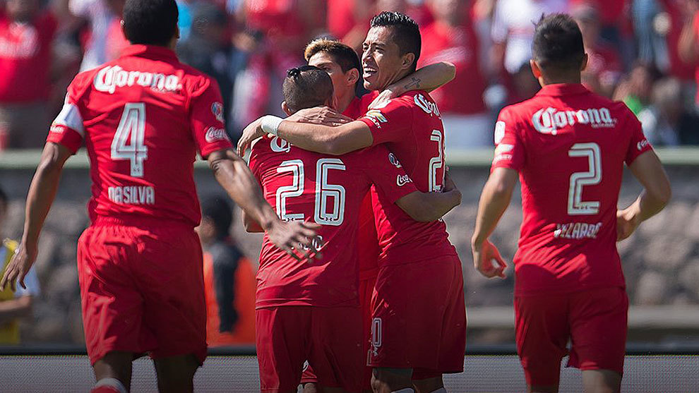 Los jugadores del Toluca celebran un gol frente al Atlas.