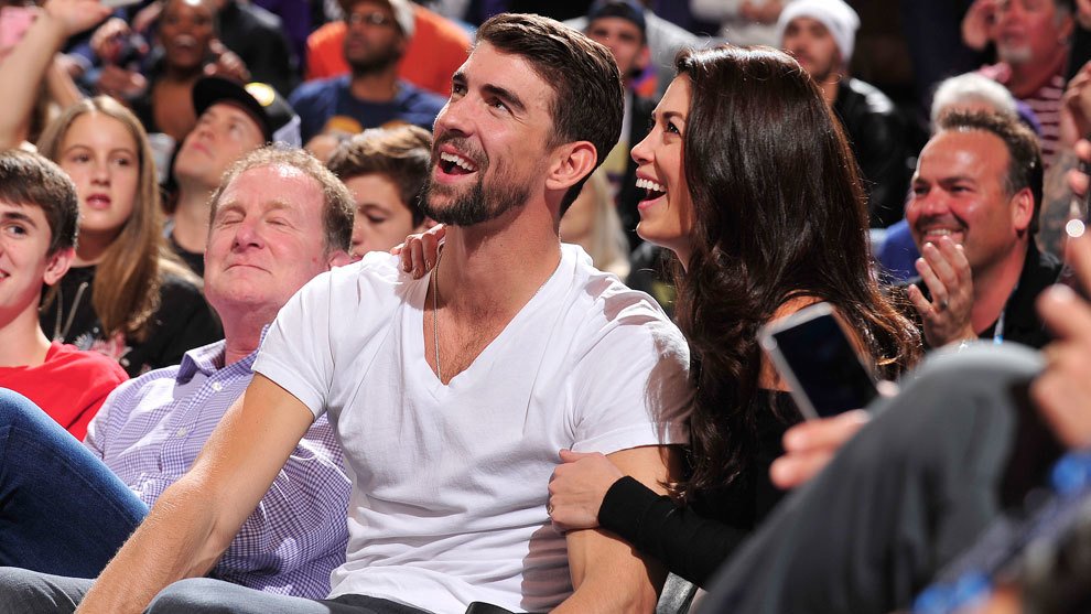 Michael Phelps junto a su esposa Nicola en Phoenix viendo a los Cavaliers de LeBron James ante los Suns