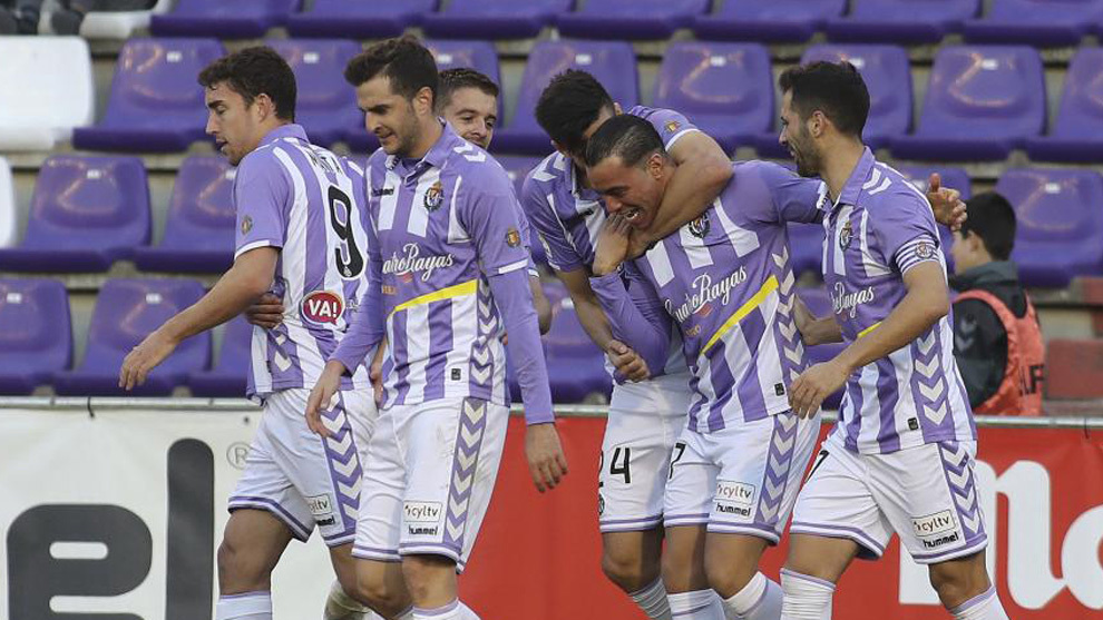 Los jugadores del Valladolid celebran el gol de Ral de Toms del...