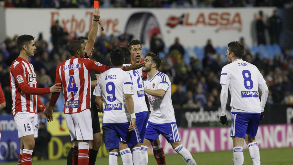 Los jugadores del Zaragoza protestan la expulsin de Cani.