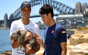Rafael Nadal y Kei Nishikori acarician a un wombat junto al puente de...