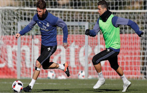 Ramos y Cristiano, en el entrenamiento de este lunes en Valdebebas