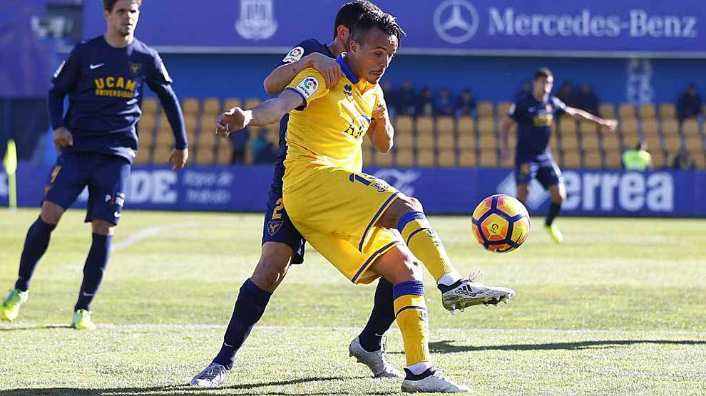 Kadir controla el baln en su debut como alfarero ante el UCAM Murcia