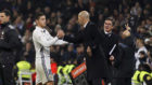 James y Zidane chocan manos en el Bernabu.