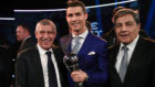 Cristiano Ronaldo, junto a Fernando Santos y Fernando Gomes,...